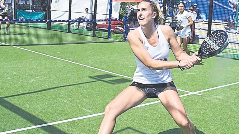 <i>Victoria Iglesias devuelve una bola.</i>