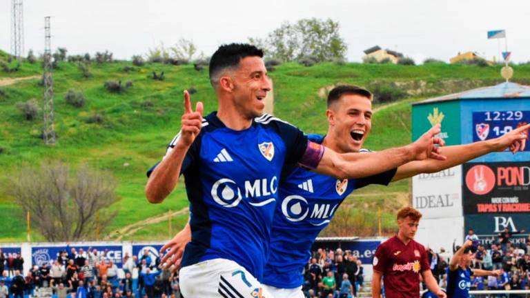 Hugo Díaz coge el mando de la nave azulilla para hacer soñar al Linares (2-0)