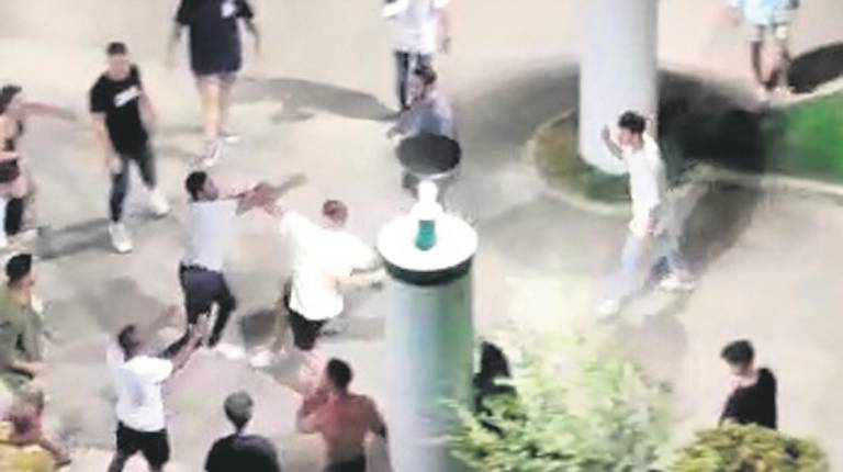 <i>Una pelea de dos jóvenes jaleada por un corro.</i>