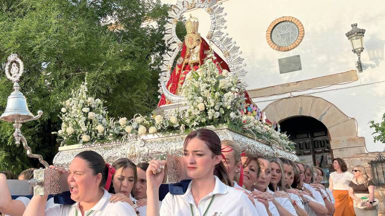 La venerada imagen procesiona portada por sus incondicionales anderas en el inicio del desfile procesional, en la iglesia parroquial de San José. / Elisabeth Ruiz / Diario JAÉN. 