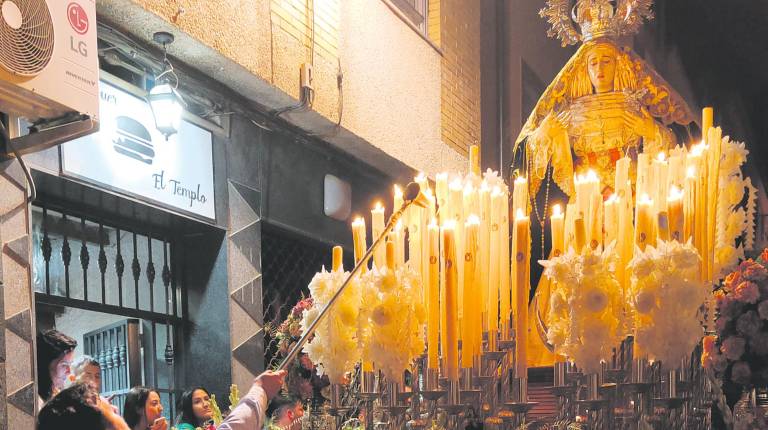 <i>La Virgen a la luz de las velas y de un farol. / Juan Moral / Diario JAÉN.</i>