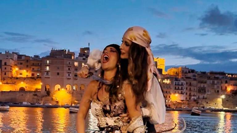 Fiestón pirata con famosas en Malta