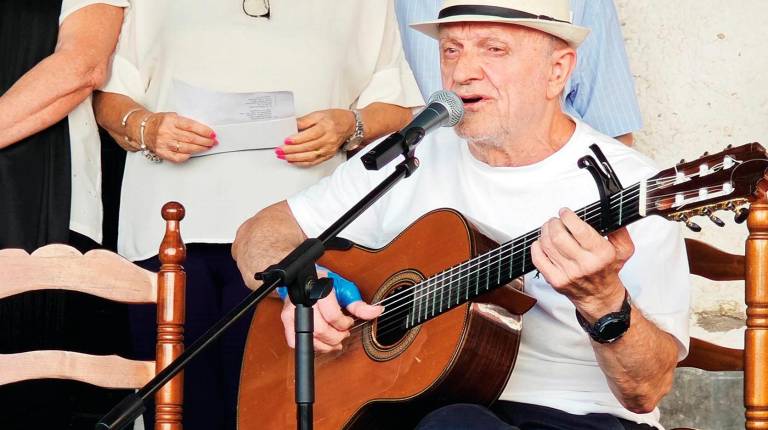 <i>Paco Segura cantando y tocando la guitarra. / Foto de archivo.</i>