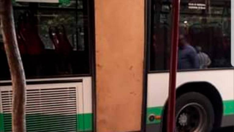 Indignación por una tabla de madera que sustituye la puerta de un autobús