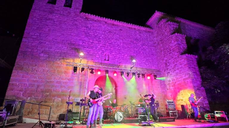<i>El grupo Apache deja momentos únicos en Torrquebradilla. / FB: Grupo APACHE.</i>