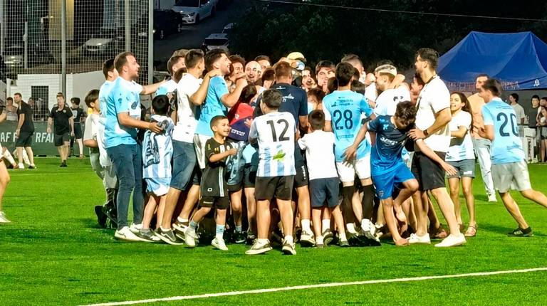 <i>El equipo celebra a lo grande el triunfo de la Copa Subdelegado.</i>