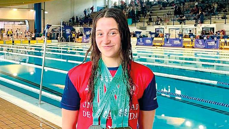 Paula Agudo consigue 5 medallas en el Andaluz de natación absoluto, 3 de oro