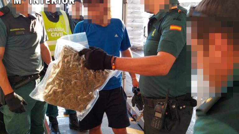 Un cargamento de frutos secos oculta 384 kilos de marihuana