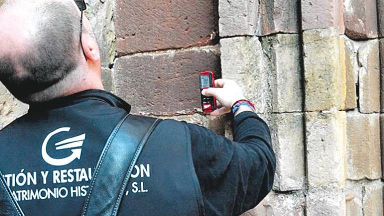 Crece el deterioro de la portada sur de la iglesia de San Miguel