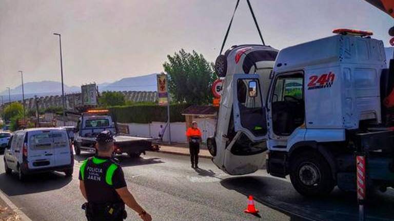 Colisión entre dos turismos a la entrada de Jaén capital