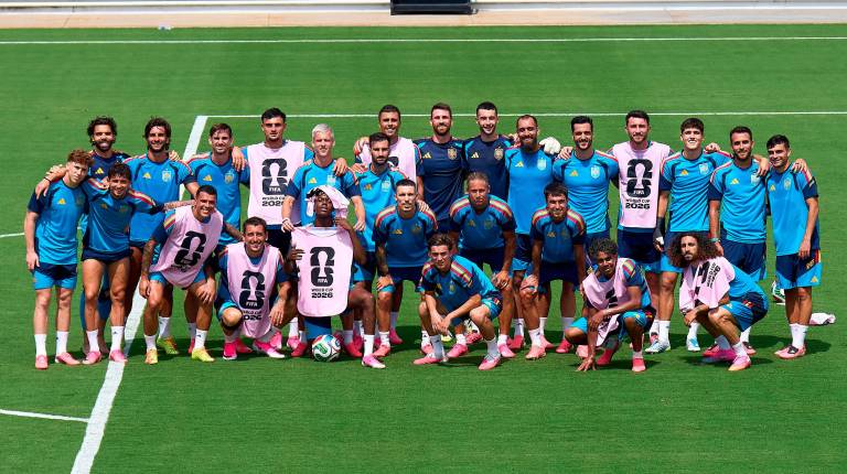 <i>Jugadores de la Selección Española de Fútbol, en uno de los entrenamientos de estos días. / Real Federación Española de Fútbol. </i>