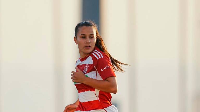 <i>Ana Maria Martos avanza en una jugada con el Granada. / Granada CF.</i>