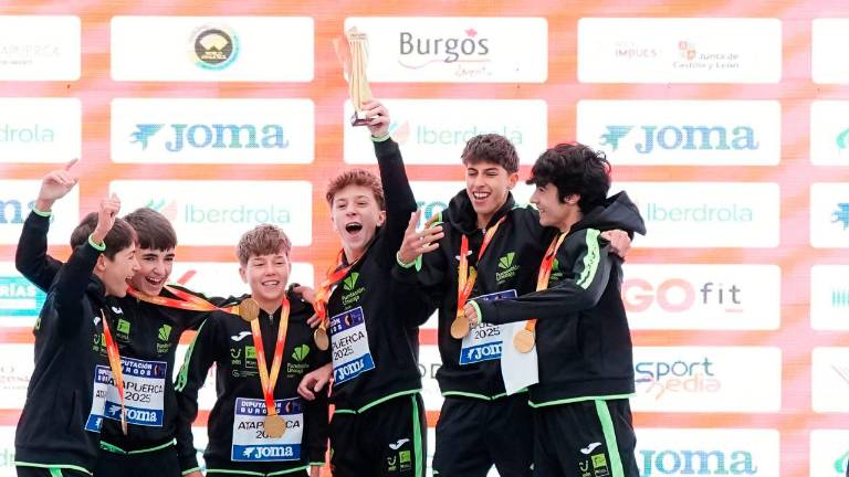 El equipo del Unicaja sub 16 masculino sube a lo más alto en el Campeonato de España campo a través
