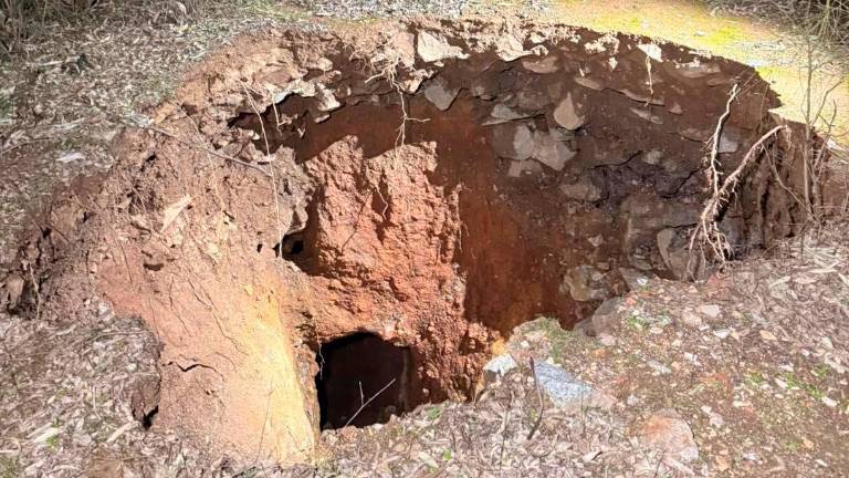 Hundimiento de tierra en el entorno de la Mina de Arrayanes. / Bomberos de Linares.