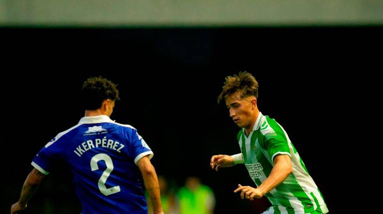 <i>El jiennense Rafa Oya regatea al lateral minero, Iker Pérez. / Betis Deportivo Balompie.</i>