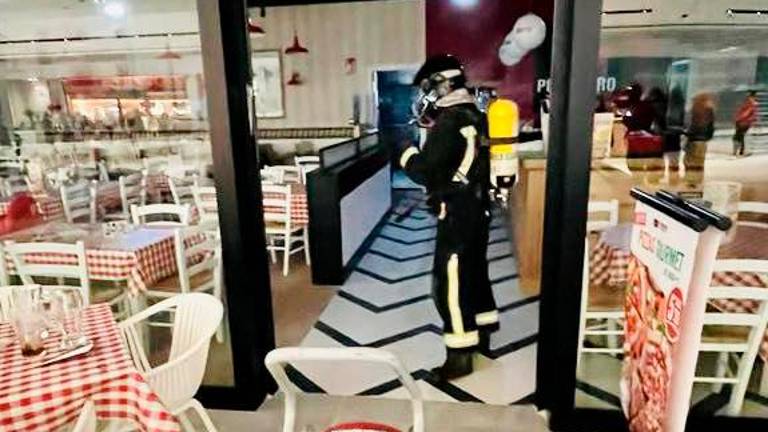 Tres personas trasladadas al hospital tras inhalar una sustancia nociva en el Jaén Plaza