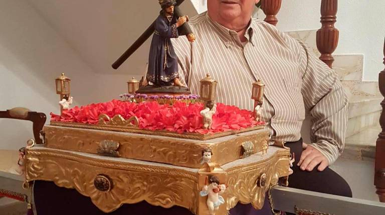 OBRA GANADORA. <i>Antonio Padilla junto a su creación de “El Abuelo”.</i>