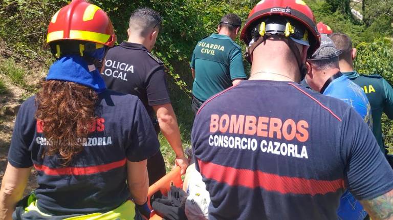 <i>Rescate de una senderista accidentada en Cazorla. / Guardia Civil.</i>