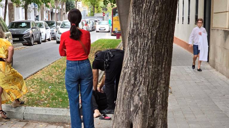 Un hombre sufre lesiones por una caída en la calle