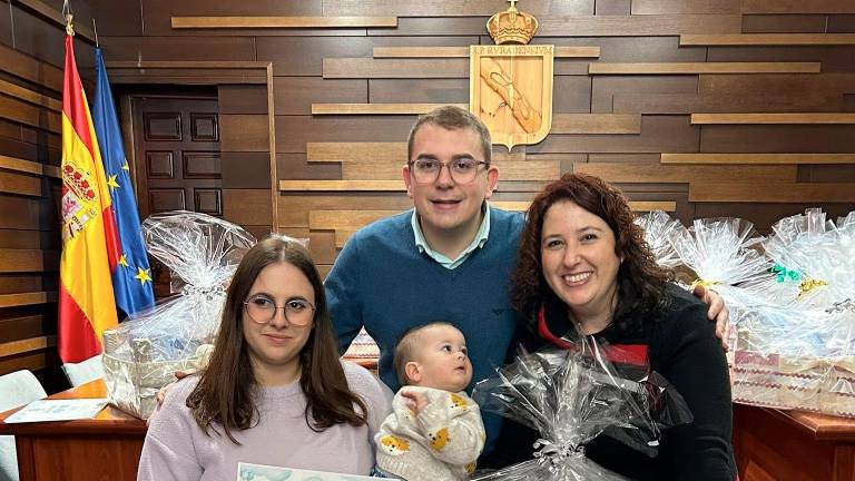 Rus entrega las cestas y los cheques bebé