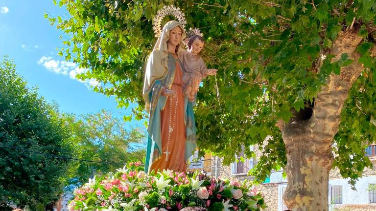 Devoción a raudales en Pontones en la procesión de la Virgen del Rosario