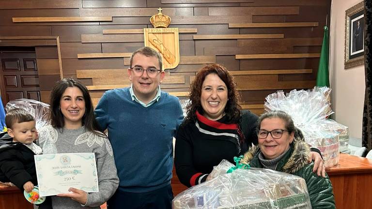 Rus entrega las cestas y los cheques bebé