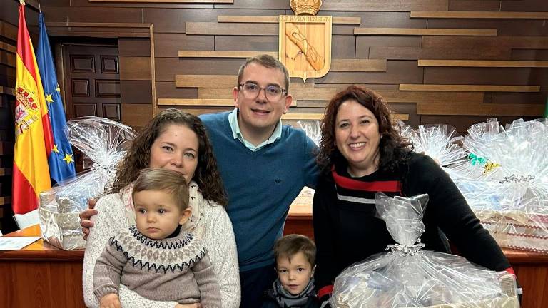 Rus entrega las cestas y los cheques bebé