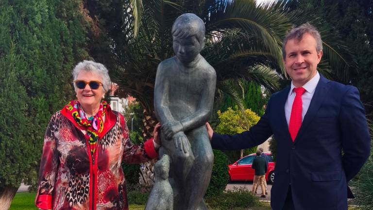 La escultura “Niño con perro”, homenaje a Constantino Unghetti, ya luce en Jaén