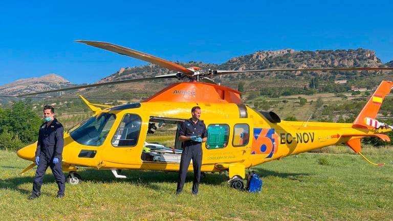 Cuatro heridos en La Matea, dos de ellos graves, tras salirse su coche de la calzada y chocar con un árbol