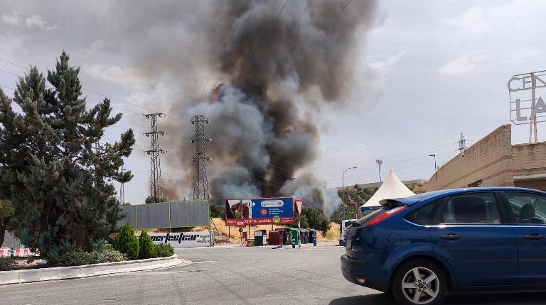 <i>Gran columna negra de humo por el incendio.</i>