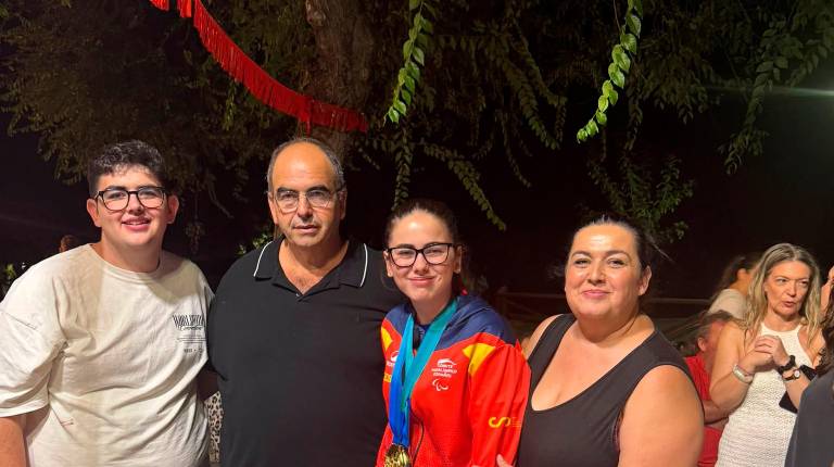 Homenaje en Las Infantas a la deportista Isabel López al regresar de su éxito