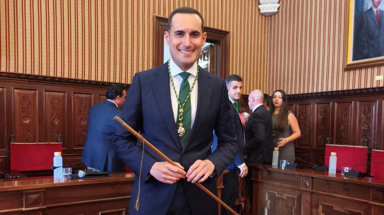 <i>El ya presidente de la Diputación Provincial de Jaén, Juan Latorre, con el bastón de mando. / Diario JAÉN.</i>