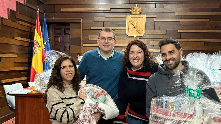 Rus entrega las cestas y los cheques bebé