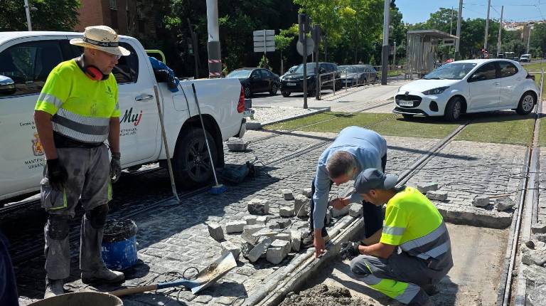 <i>Javier Padorno visita las obras de reparación en la plataforma tranviaria. / Ayuntamiento de Jaén.</i>