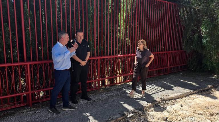 <i>Javier Padonor y María del Carmen Angulo visitan el parque de Bomberos tras acabar las obras. / Ayuntamiento de Jaén.</i>