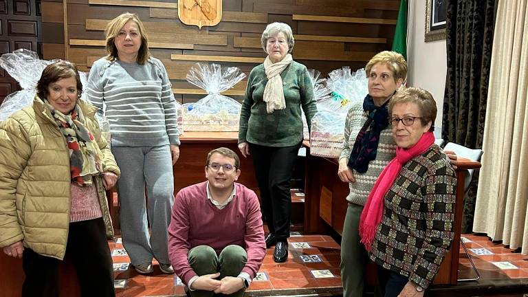 Rus entrega las cestas y los cheques bebé