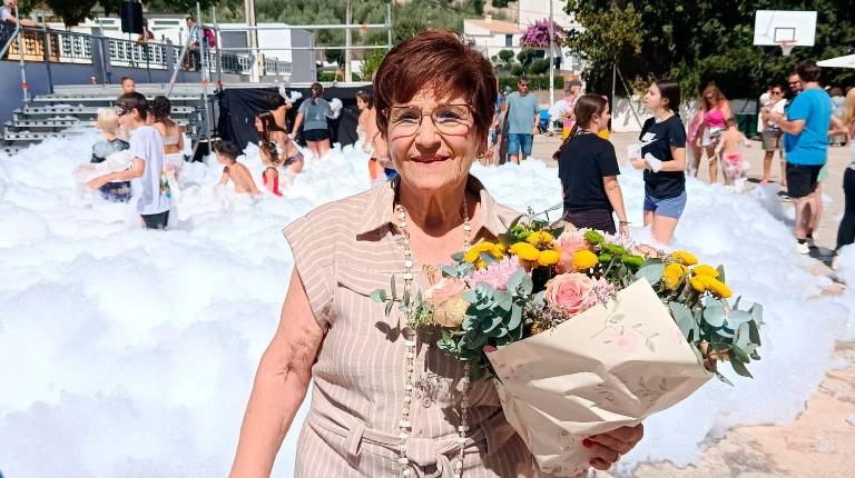 <i>La pregonera Nieves Valenzuela con sus familiares y allegados. / Adrián Claudio Bonache / Diario JAÉN.</i>
