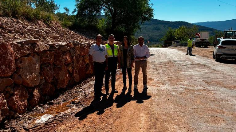 <i>Visita a los trabajos para arreglar el deslizamiento del terreno en la JV-7056. / Diputación de Jaén. </i>