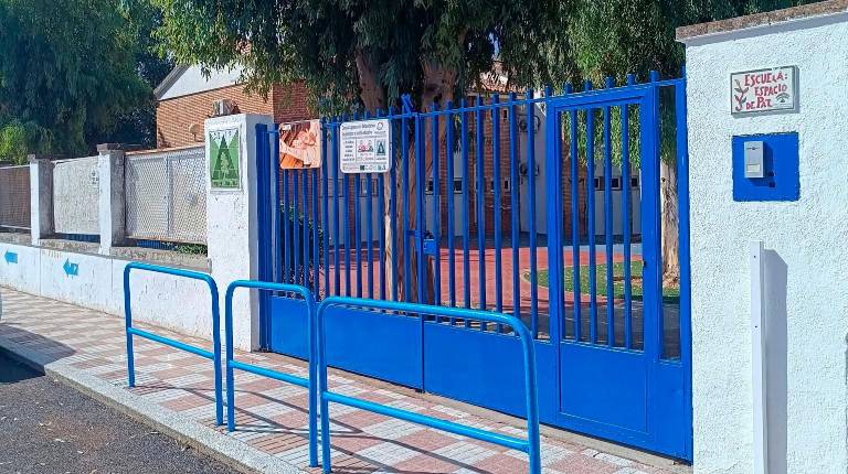 <i>Imagen de la entrada al CEIP Manuel Andújar de La Carolina.</i>