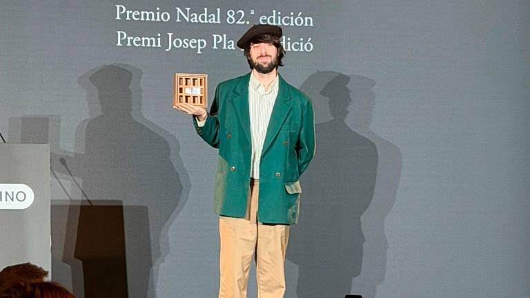 El escritor ubetense David Uclés, con el Premio Nadal en la cena celebrada en el Hotel Palace de Barcelona. / Ediciones Destino