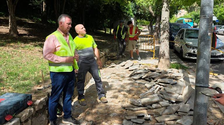 <i>Padorno visita las obras que se están realizando en la calle Senda de los Huertos. / Ayuntamiento de Jaén. </i>