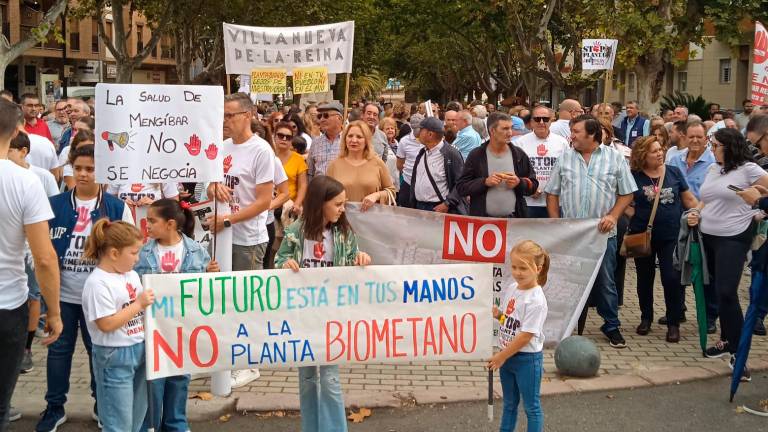 Una multitud clama contra las plantas de biometano en Mengíbar