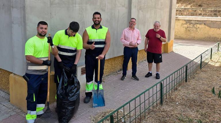 <i>Visita a las obras de emergencia que se están llevando a cabo en la sede de la asociación de vecinos La Unión. / Ayuntamiento de Jaén. </i>