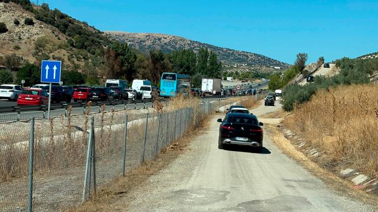 Muere un hombre en un grave accidente en Granada, a metros del límite con Jaén