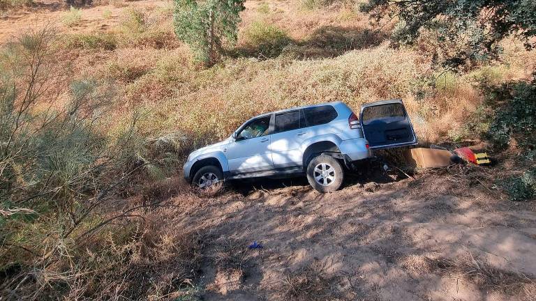 Varias personas atrapadas al salirse un coche de la vía en Andújar