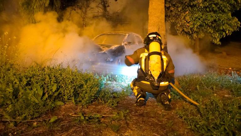 Incendiado un vehículo en Lopera esta madrugada