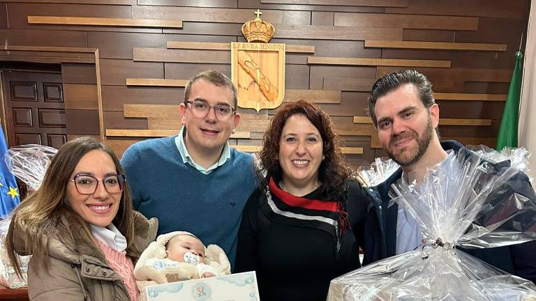 Rus entrega las cestas y los cheques bebé