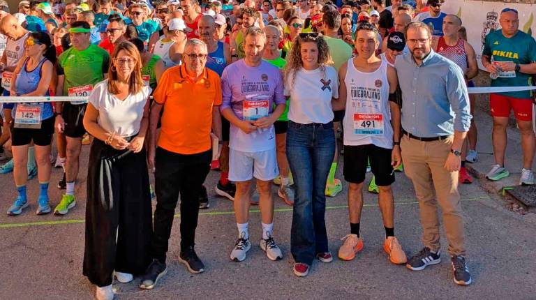 <i>Salida de la Subida al Quiebrajano con África Colomo, Felipe Cano, Julio Millán, que se inscribió, Beatriz López y Luis García Millán. / Ayuntamiento de Jaén.</i>