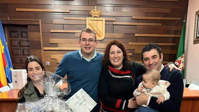 Rus entrega las cestas y los cheques bebé