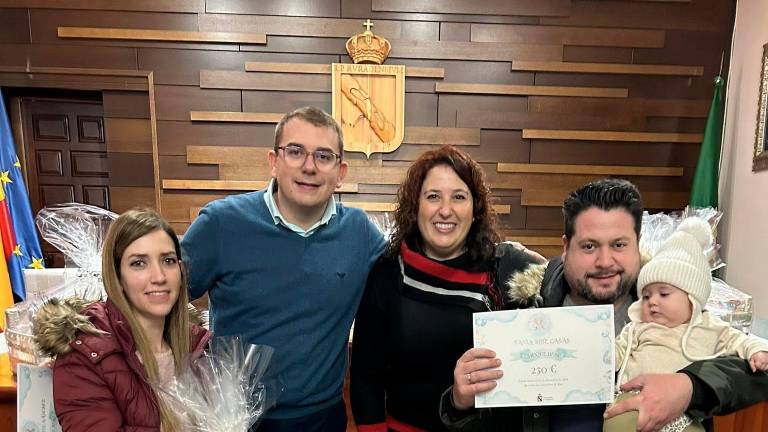 Rus entrega las cestas y los cheques bebé